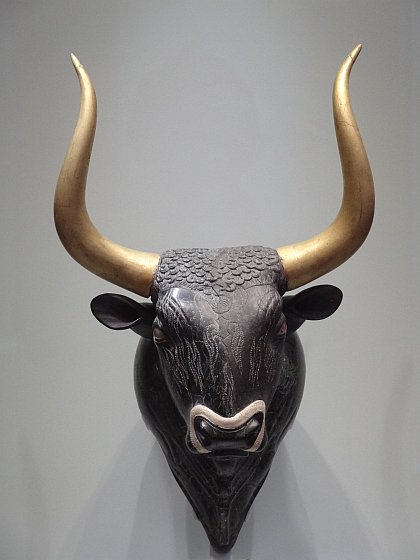 Minoan bull's head rhyton (restored from Knossos)