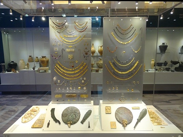 Minoan Jewelry from Knossos