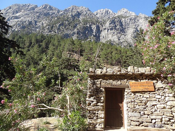 Stone hut with White Mountains in background