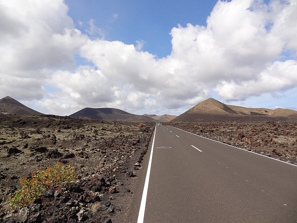 LZ67 road through Timanfaya and Los Volcanes nature park