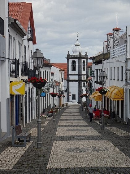 Calçada paved street (R. Maestro Francisco de Lacerda) in town centre