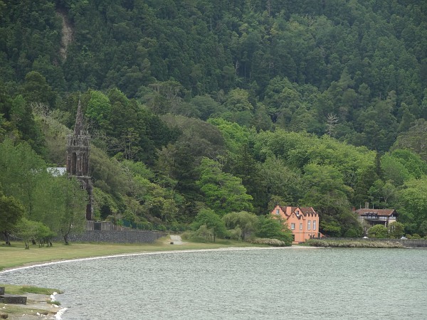 Chapel of Nossa Senhora das Vitórias and orange villa at the shore of Lake Furnas