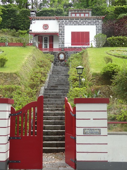 Villa at the shore of Furnas Lake
