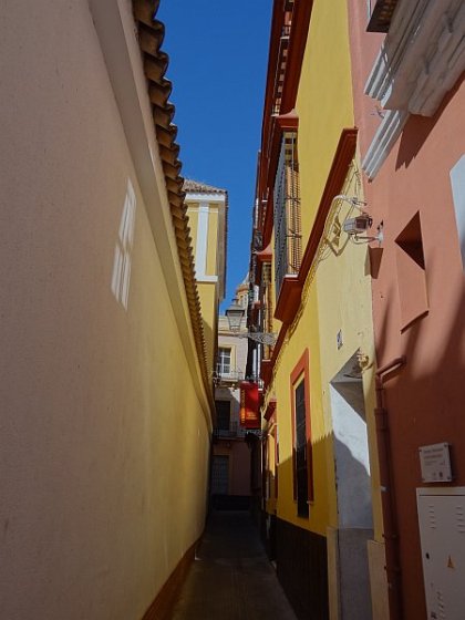 Narrow Lane (Calle Farnesio) in old Jewish quarter (Juderia)