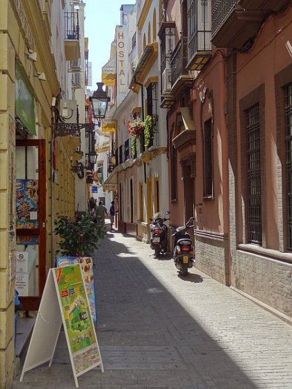 Calle Mariana de Pineda in the old Jewish quarter (Juderia)