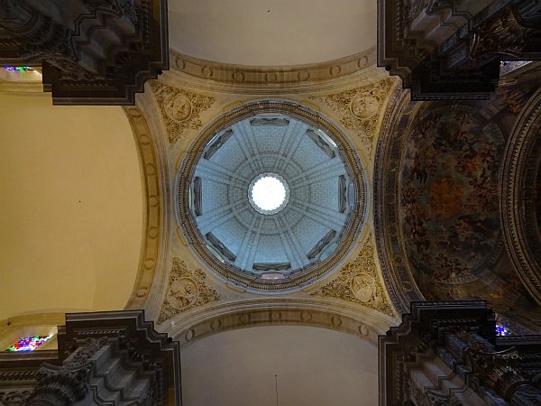 Ceiling with dome vertical vertical shot