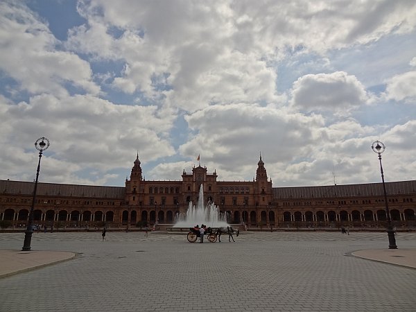 Plaze de España, Horse drawn carriage at fountain